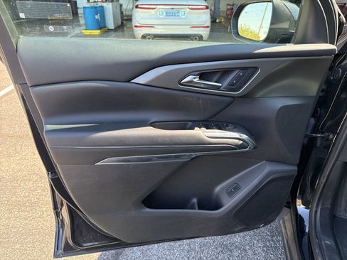 Used 2025 Chevrolet Traverse LT image 11