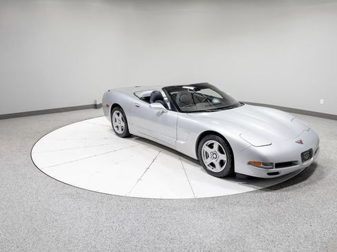 Used 1998 Chevrolet Corvette Convertible w/ Performance Handling Pkg image 19