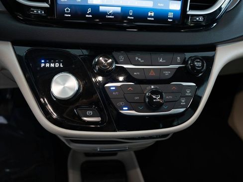 Used 2024 Chrysler Pacifica Touring-L FWD image 18