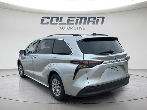 Used 2024 Toyota Sienna XLE image 7