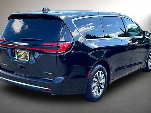Used 2023 Chrysler Pacifica Touring-L FWD image 5