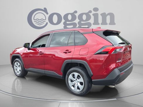 Used 2020 Toyota RAV4 LE FWD image 3