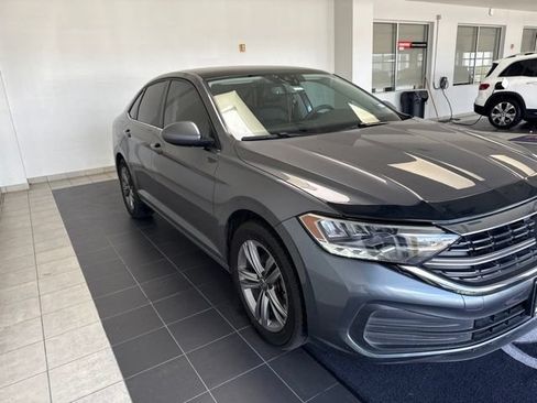Used 2024 Volkswagen Jetta SE FWD image 2