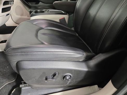 Used 2023 Chrysler Pacifica Touring-L image 31
