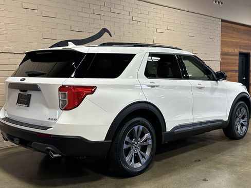 Used 2024 Ford Explorer XLT w/ XLT Sport Appearance Package AWD/4WD image 4