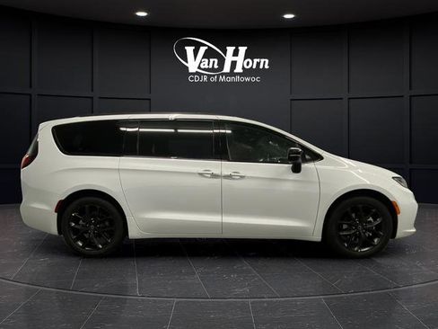 New 2026 Chrysler Pacifica Limited w/ S Appearance Package image 2