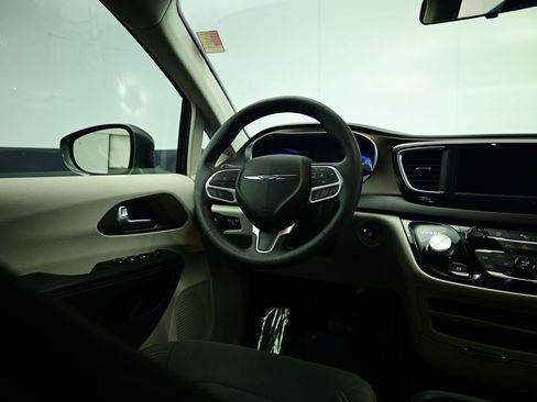 Used 2018 Chrysler Pacifica Touring Plus image 7