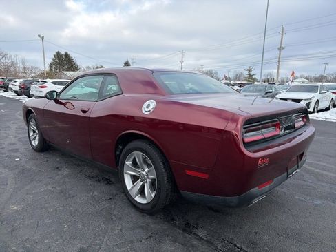 Used 2017 Dodge Challenger SXT image 5
