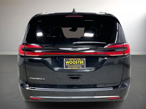 Used 2022 Chrysler Pacifica Touring-L image 6