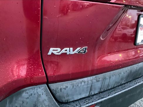 Used 2021 Toyota RAV4 XLE Premium image 30