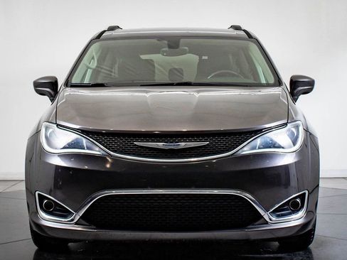 Used 2019 Chrysler Pacifica Touring-L FWD image 2