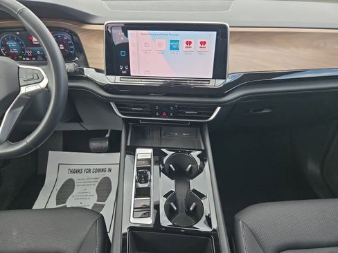 Used 2025 Volkswagen Atlas SE FWD image 11