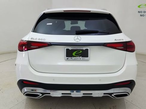 Used 2025 Mercedes-Benz GLC 300 4MATIC image 11
