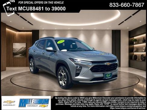 Used 2024 Chevrolet Trax LT FWD image 1