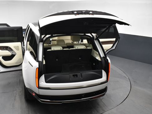 Used 2023 Land Rover Range Rover Long Wheelbase SE image 24