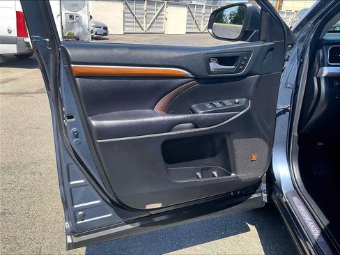 Used 2018 Toyota Highlander Limited Platinum AWD/4WD image 24