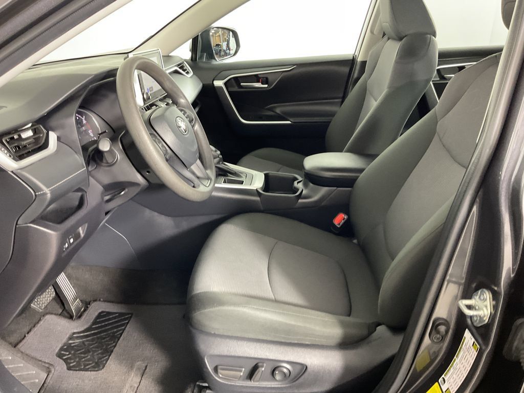 Used 2025 Toyota RAV4 XLE FWD image 18
