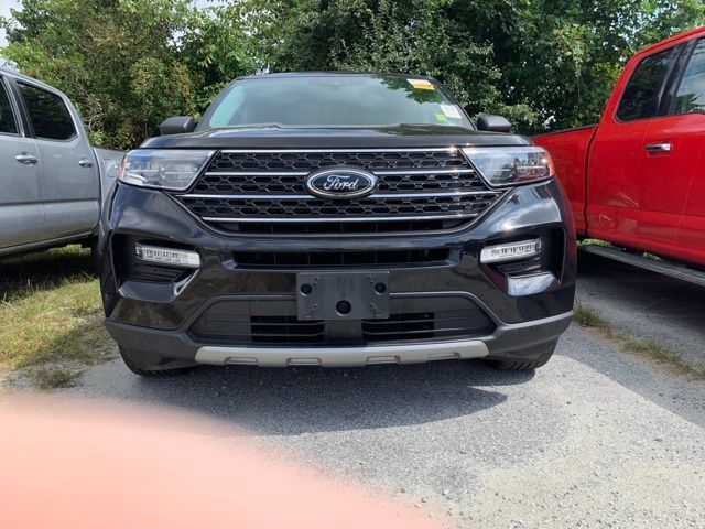 Used 2023 Ford Explorer XLT w/ Equipment Group 202A AWD/4WD image 2