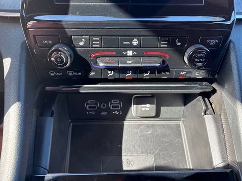Used 2024 Jeep Grand Cherokee L Altitude AWD/4WD image 18