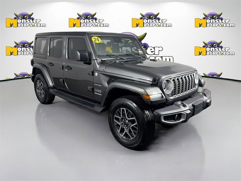 Used 2024 Jeep Wrangler Sahara image 3