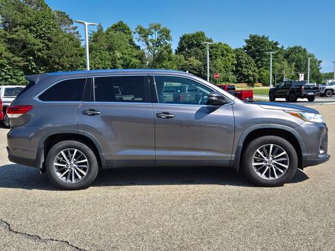 Used 2019 Toyota Highlander XLE AWD/4WD image 7