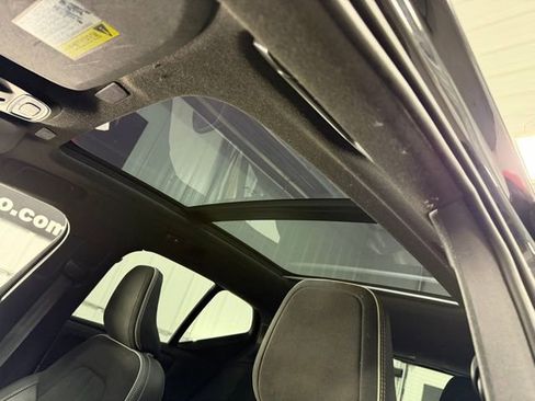 Used 2019 Volvo XC40 T5 R-Design image 18