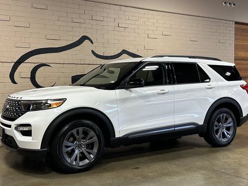 Used 2024 Ford Explorer XLT w/ XLT Sport Appearance Package AWD/4WD image 9