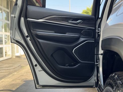 Used 2022 Jeep Grand Cherokee Limited RWD image 30