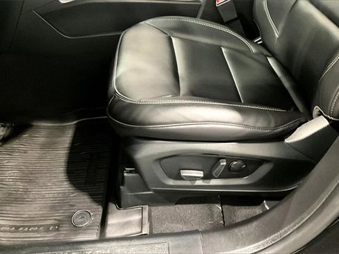 Used 2023 Ford Explorer XLT image 19