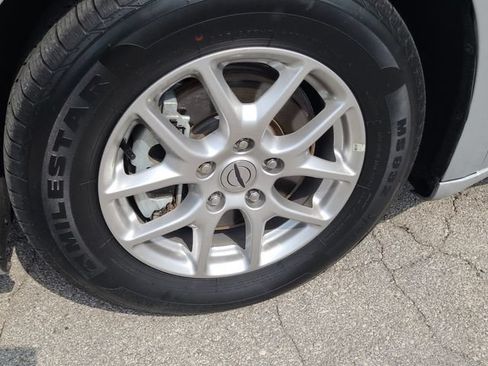 Used 2024 Chrysler Pacifica Touring-L FWD image 3