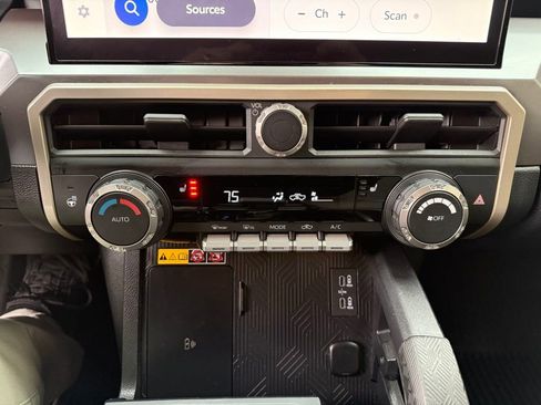 Used 2024 Toyota Tacoma TRD Sport image 29