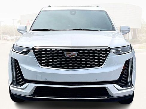Used 2025 Cadillac XT6 Luxury FWD image 2
