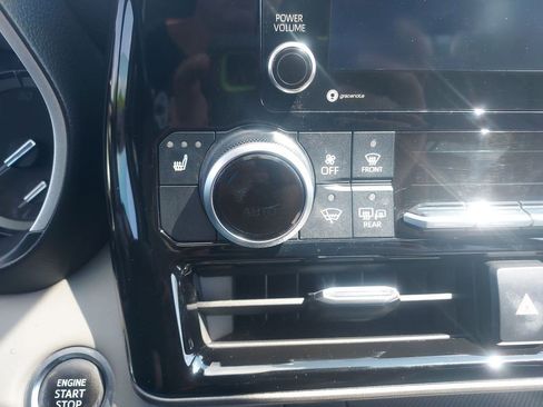 Used 2020 Toyota Highlander XLE AWD/4WD image 16