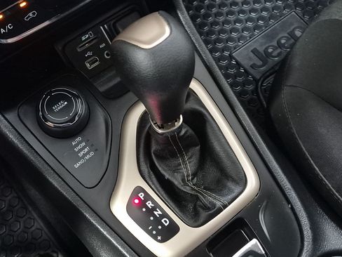 Used 2017 Jeep Cherokee Sport AWD/4WD image 24
