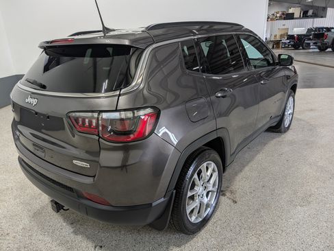 Used 2024 Jeep Compass Latitude AWD/4WD image 3
