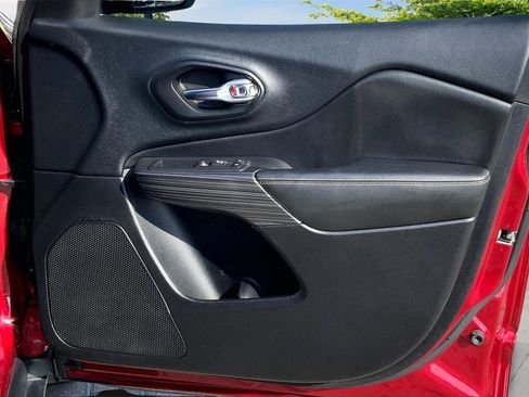 Used 2017 Jeep Cherokee Limited image 25