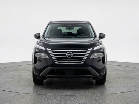 Used 2025 Nissan Rogue SV image 2