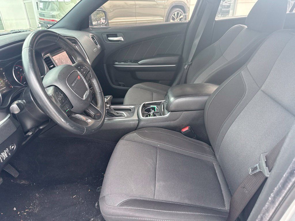 Used 2019 Dodge Charger SXT RWD image 2
