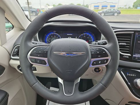 Used 2024 Chrysler Pacifica Touring-L FWD image 12