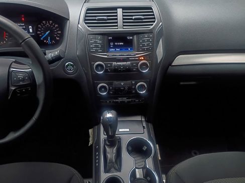 Used 2019 Ford Explorer XLT image 3