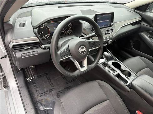 Used 2024 Nissan Altima 2.5 SV FWD image 13