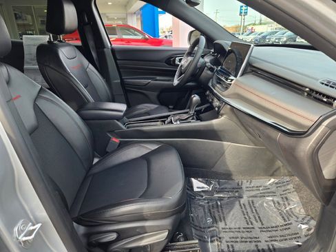 Used 2025 Jeep Compass Trailhawk image 7