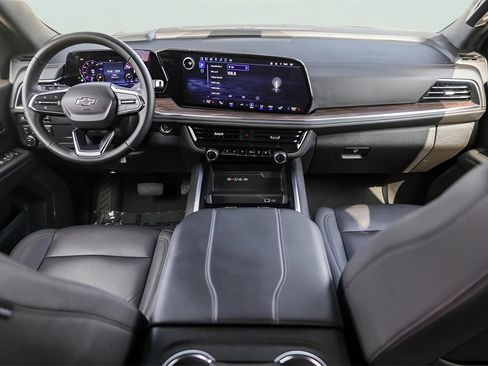 Used 2025 Chevrolet Suburban Z71 image 29