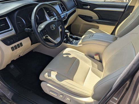 Used 2018 Toyota Highlander XLE w/ Carpet Mat Package (TMS) FWD image 10