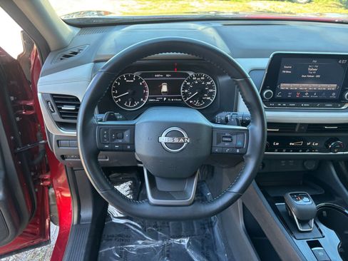 Used 2025 Nissan Rogue SV FWD image 30