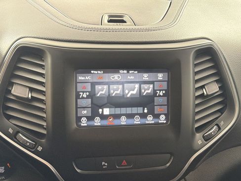 Used 2020 Jeep Cherokee Latitude Plus w/ Comfort/Convenience Group image 20