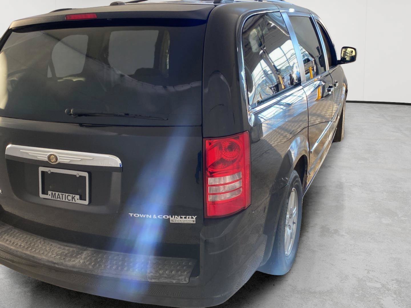 Used 2010 Chrysler Town & Country Touring FWD image 5