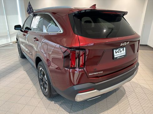 Certified 2025 Kia Sorento S AWD/4WD image 3