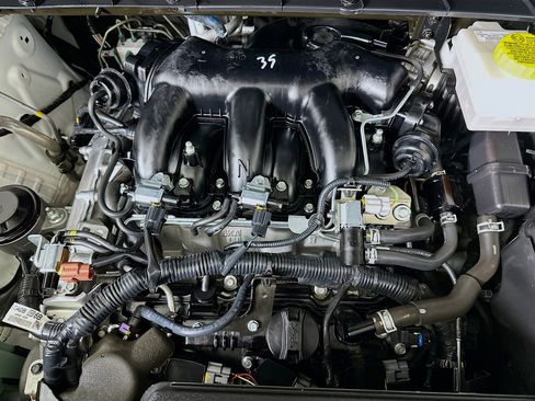 Used 2024 Nissan Pathfinder S image 32