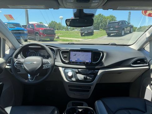 Used 2024 Chrysler Pacifica Touring-L FWD image 39